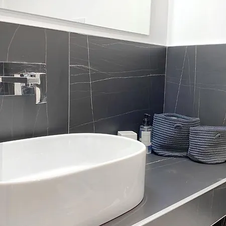 Apartment Cardano - 5 Min From Station