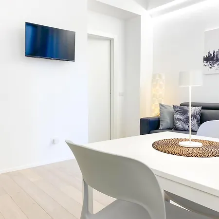 Cardano - 5 Min From Station Apartmán